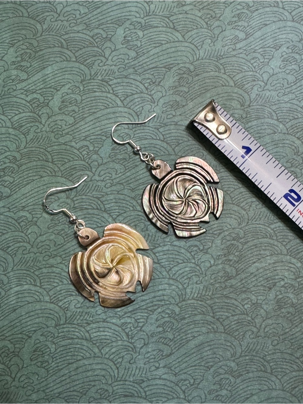 MOTHER OF PEARL HONU EARRINGS - Picture 3 of 7